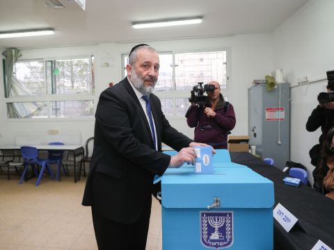 יו"ר ש"ס בקלפי [צילום: יונתן זינדל/פלאש 90]