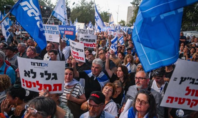 מפגינים נגד "שלטון הפקידים" [צילום: אריה לייב אברמס/פלאש 90]