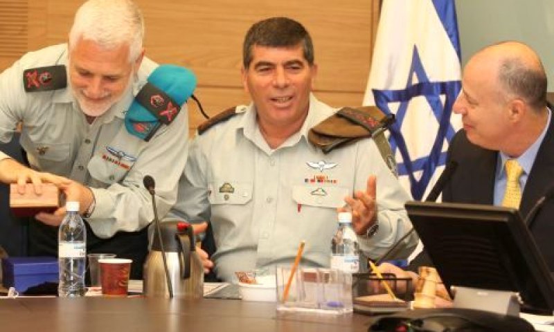 יו"ר הוועדה צחי הנגבי, הרמטכ"ל גבי אשכנזי והאלוף דן הראל היום בוועדה [צילום: פלאש 90]