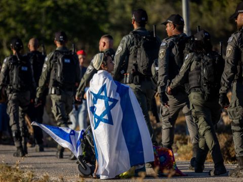 חיילים חולפים על פני ילד [יונתן זינדל/פלאש 90]
