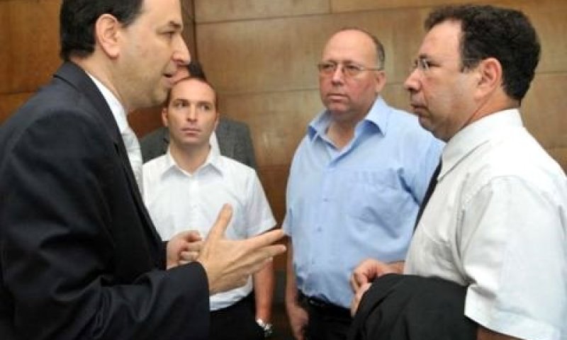 מימין: עו"ד שלמה נס, יוסי וקס נציג הקבוצה הרוסית, ומשמאל: עו"ד שי רוה נציג הרוסית [צילום: יוסי זליגר]