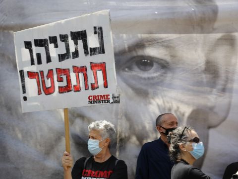 הפגנה נגד נתניהו ליד בית המשפט [צילום: אוליביה פיטוסי, פלאש 90]
