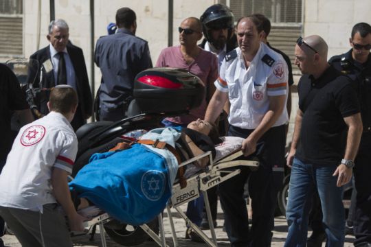 דוד מפונה לבית החולים [צילום: יונתן זינדל, פלאש 90]