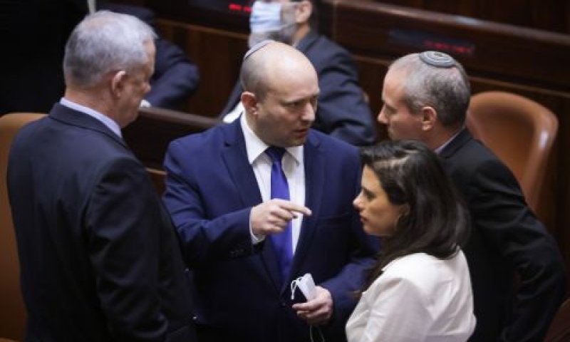 שקד וגנץ במליאת הכנסת [צילום: אוליביה פיטוסי/פלאש 90]