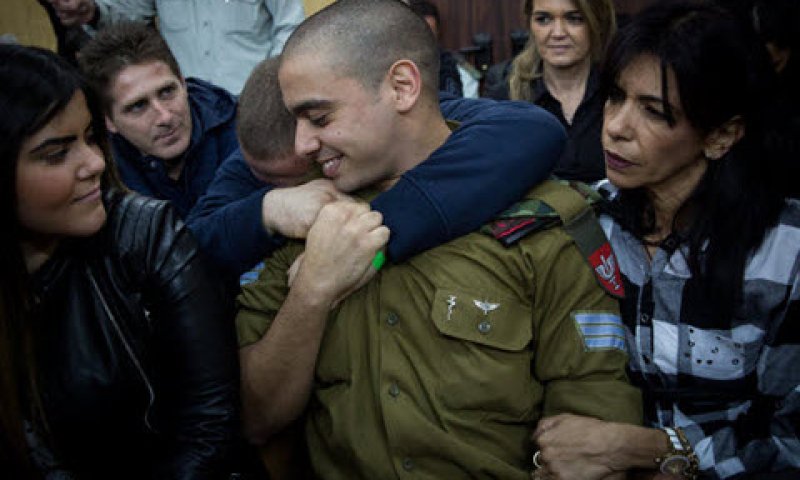 אזריה ומשפחתו. ממתינים לגזר הדין [צילום: מרים אלסטר/פלאש 90]
