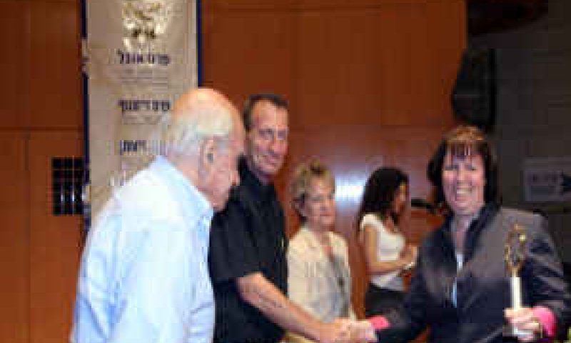 חנה יפה מקבלת את הפרס מרון חולדאי, ראש עיריית תל אביב יפו [צילום: באדיבות קק"ל]