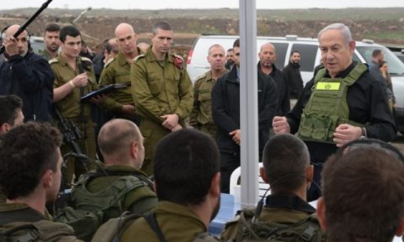 בנימין נתניהו עם חיילי מילואים בגליל העליון [צילום: עמוס בן-גרשום/לע"מ]