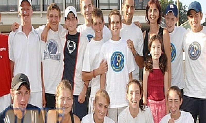 ילדי מרכז הטניס עם המנכ"לית, ג'נין שטראוס [צילום: ONE]