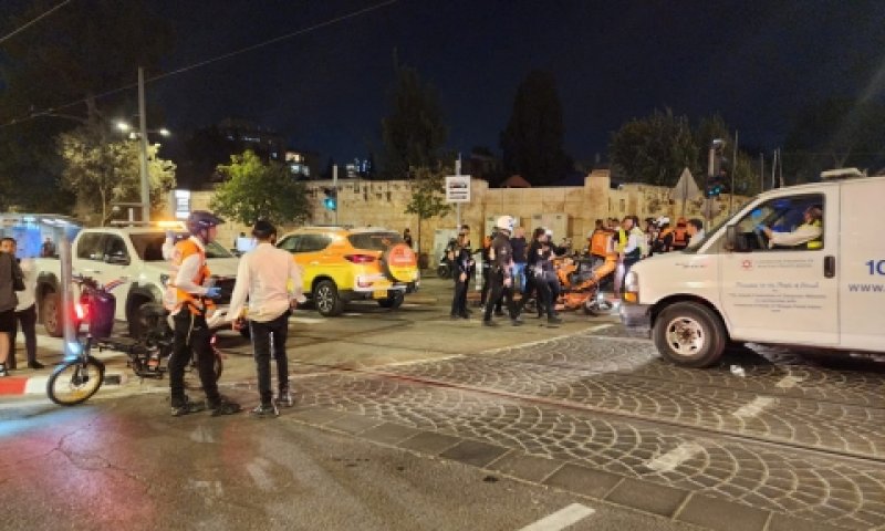 דקירה סמוך לרכבת הקלה [צילום: דוברות איחוד הצלה]