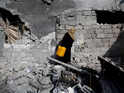 אישה פלשתינית על ההריסות בעזה [צילום: AP]