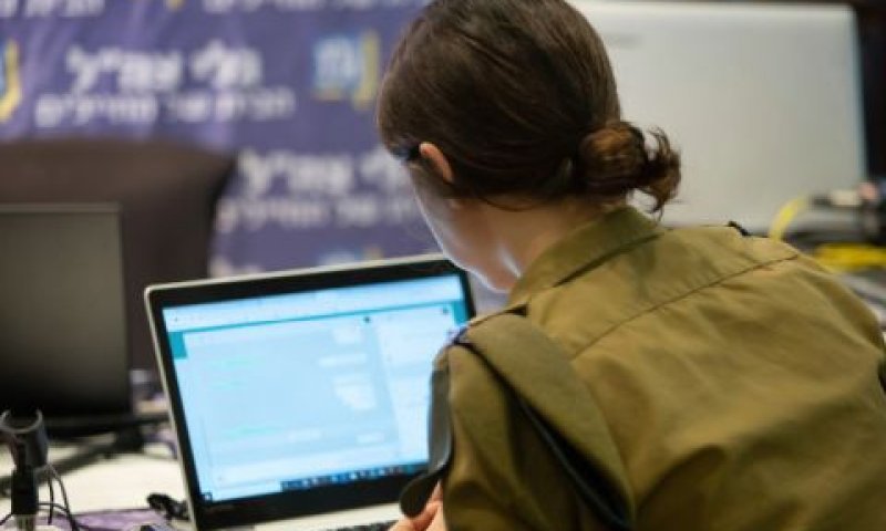 גלי צה"ל. משתמשים בחיילים במקום באזרחים [צילום: משה שי/פלאש 90]