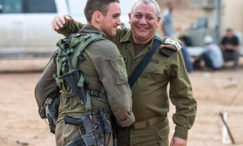 גדי איזנקוט בחיבוק לבן הזקונים גל