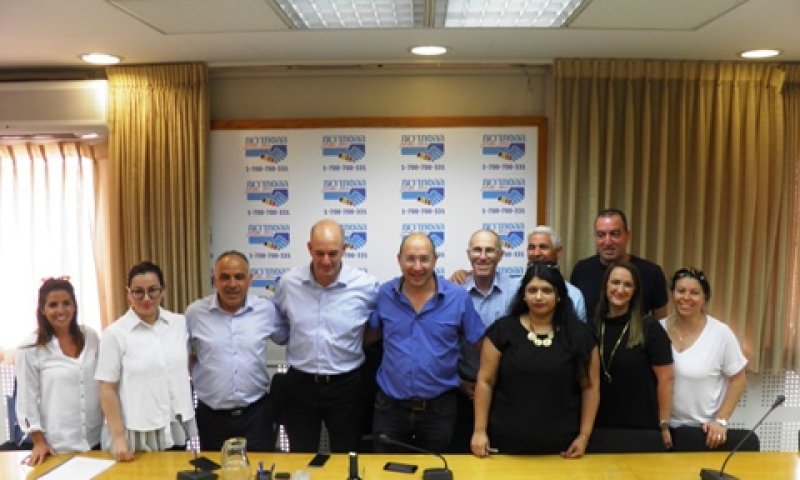 החתימה על ההסכם הקיבוצי [צילום: דוברות ההסתדרות]