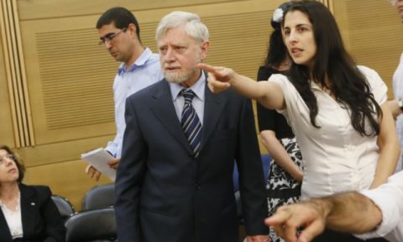 המבקר שפירא נפגש עם ח"כים [צילום: פלאש 90]