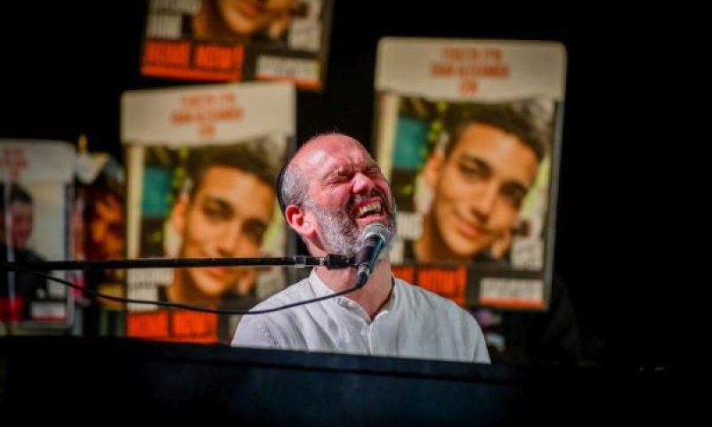 רזאל בעצרת למען החטופים [צילום: אבשלום ששוני/פלאש 90]