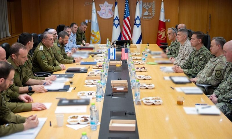 פגישת זמיר וצוותו עם אדמירל קופר וצוותו [צילום: דובר צה"ל]