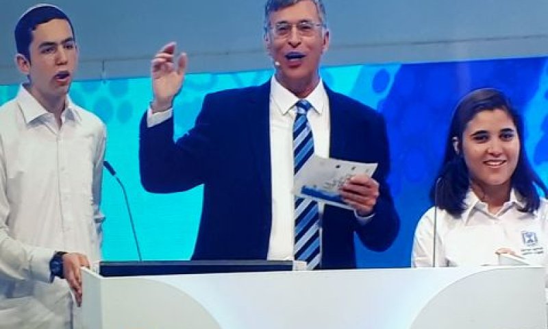 ד"ר אבשלום קור עם זוכי חידון התנ"ך