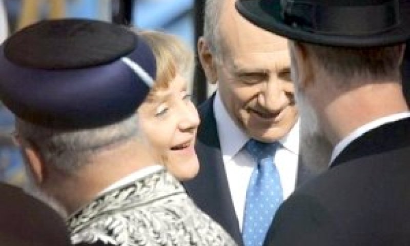 אולמרט ומרקל בין שני הרבנים הראשיים [צילום: AP]
