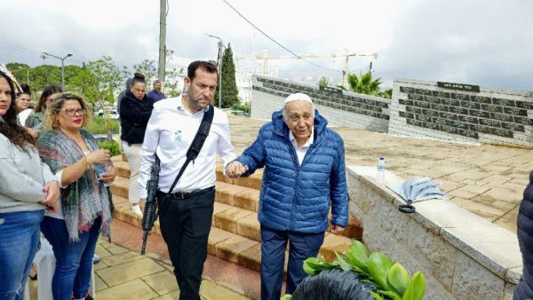 משה זר וראש מועצת שומרון בטקס יום הזכרון באתר ההנצחה של המועצה [צילום: רועי חדי]