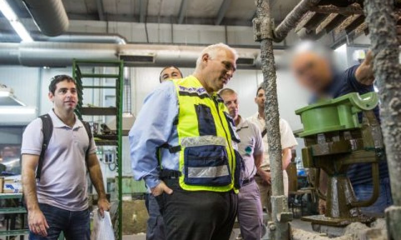 מנכ"ל המשרד להגנת הסביבה, ישראל דנציגר, במהלך סיור פיקוח במפעל במפרץ חיפה [צילום: אור רון]