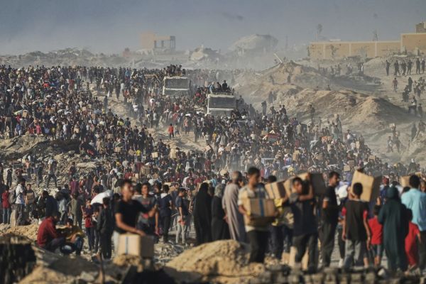 אזור חלוקה בעזה, משאיות סיוע נבזזות [צילום: AP/Jehad Alshrafi]