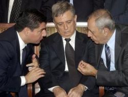 במרכז: סגן נשיא סוריה, עבד אל-חלים ח'דאם