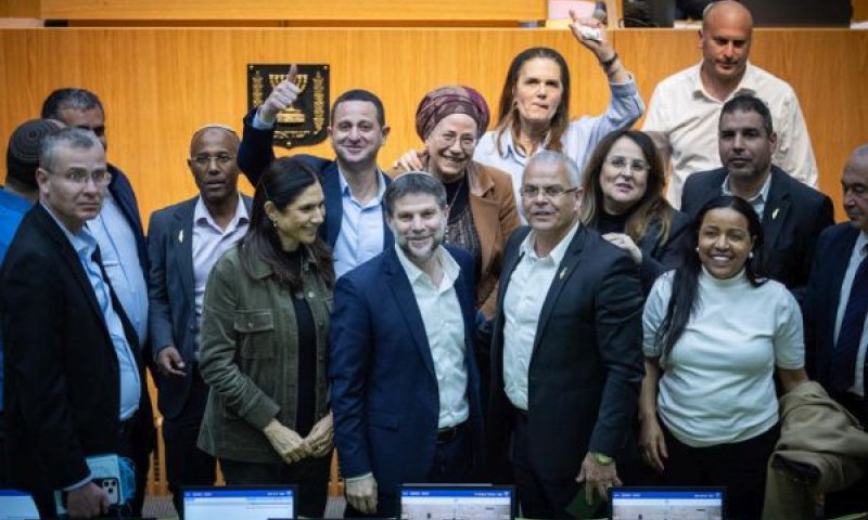 חברי הקואליציה לאחר אישור התקציב [צילום: יונתן זינדל/פלאש 90]