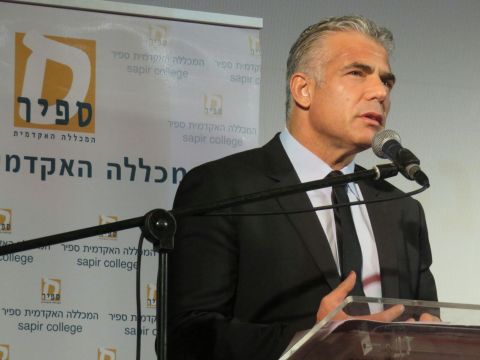 יאיר לפיד. ביקורת חריפה [צילום: ריטה גורבסקי, מכללת ספיר]