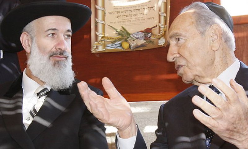 הרב מצגר והנשיא פרס [ארכיון: פלאש 90]
