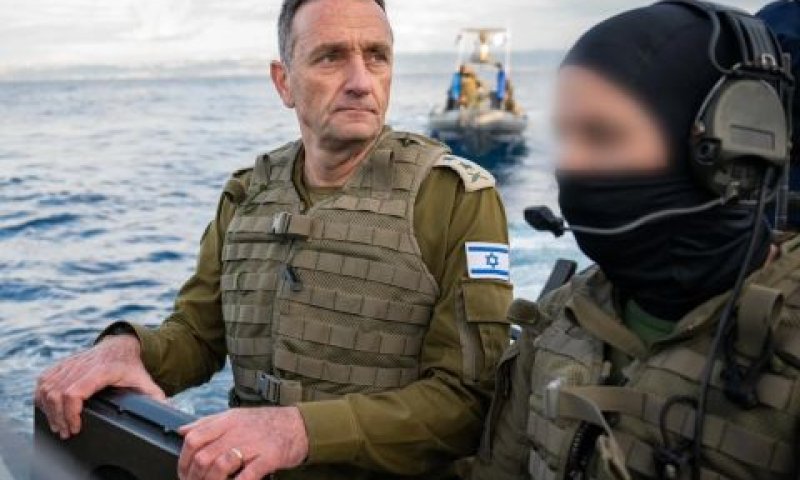 הרצי הלוי עם לוחמי השייטת [צילום: דובר צה''ל]