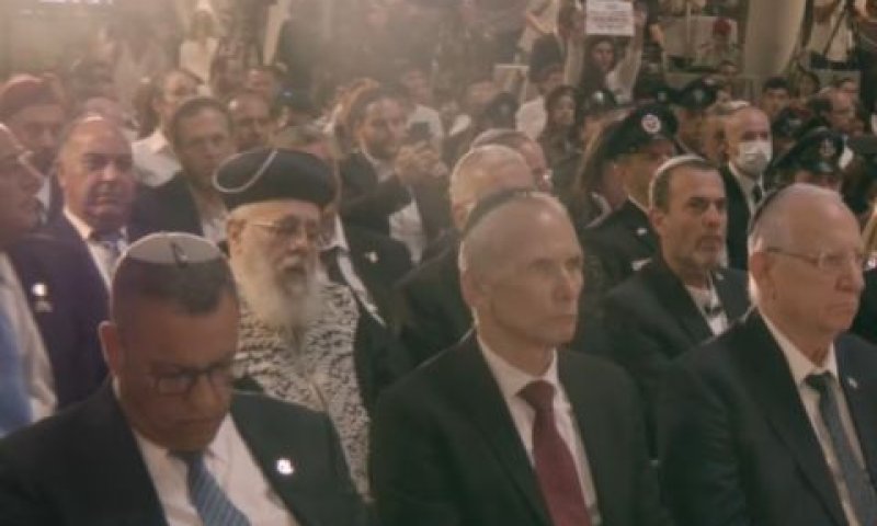 הרב יצחק יוסף. בשורה השנייה [צילום: מן הטלוויזיה]