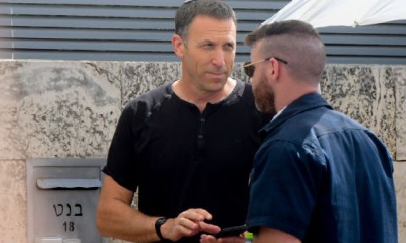 ח"כ כהנא ליד ביתו של בנט הבוקר [צילום: אבשלום ששוני/פלאש 90]