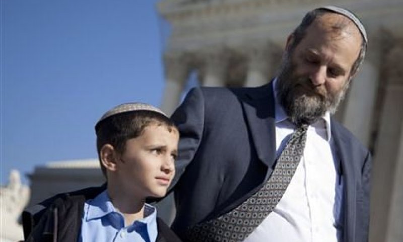 ארי ומנחם זיבוטופסקי ליד ביהמ"ש העליון האמריקני (2011) [צילום: AP]