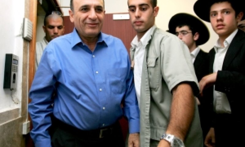 שאול מופז בבית הרב עובדיה יוסף [צילום: פלאש 90]