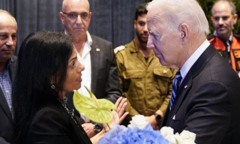 ביידן עם משפחות חטופים [צילום: אוון ווצ'י, AP]