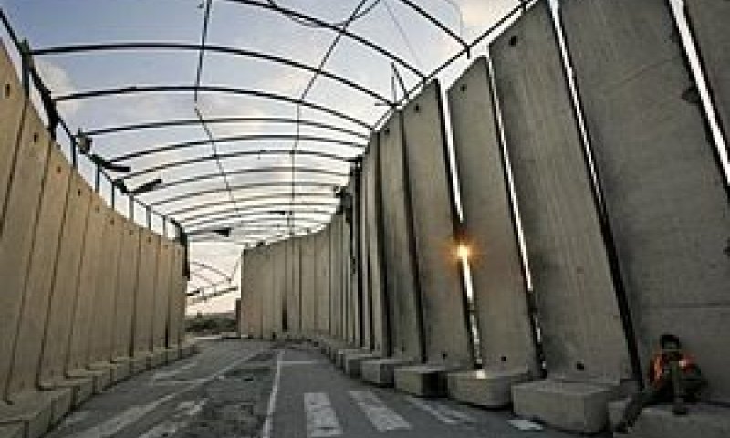 מעבר ארז. פיקוח על הכספים המועברים [צילום: AP]