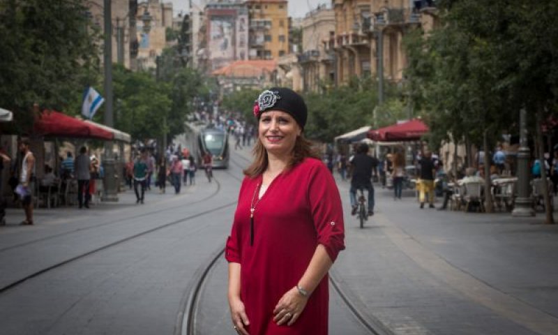 חגית משה. בקבוקי שתייה עם שמה [צילום: מרים אלסטר/פלאש 90]