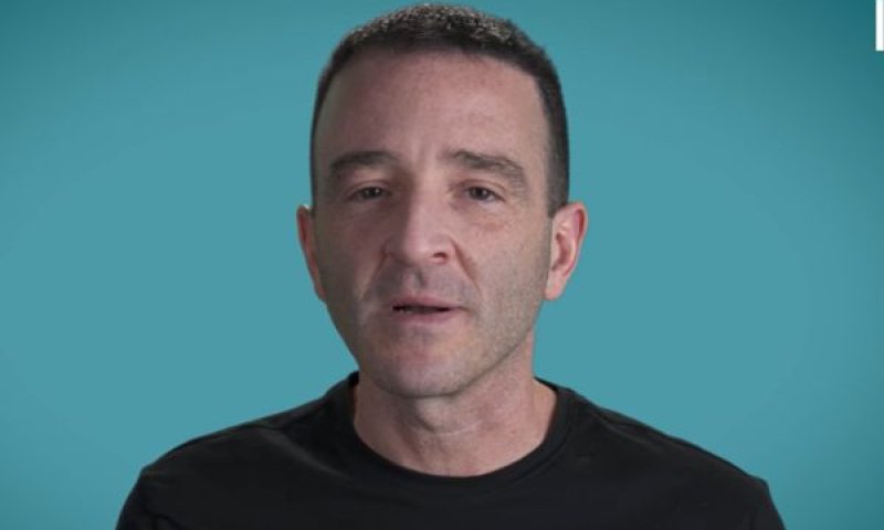 יובל גנור. השתלח בעצרת הימין [צילום: כאן דיגיטל]