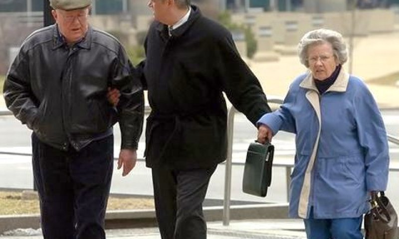 ג'ון דמיאניוק ואשתו ורה נתמכים בידי חתנם [AP]