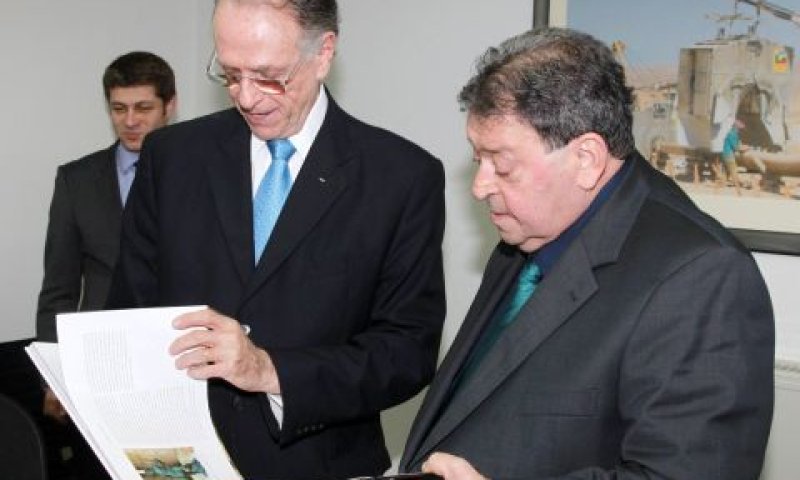השר בנימין בן אליעזר ויו"ר הוועד האולימפי הברזילאי, קרלוס נוזמן [צילום: ישראל סאן]