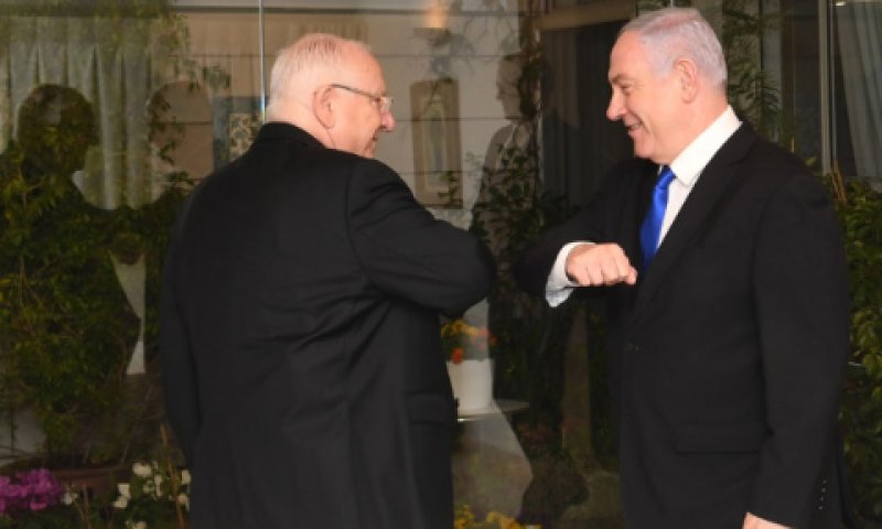 הקשת מרפק עם נתניהו [צילום: קובי גדעון/לע"מ]