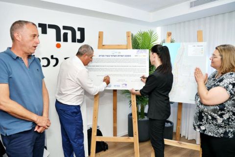 טקס החתימה על ההסכם [מיקי אלקובי/עיריית נהריה]