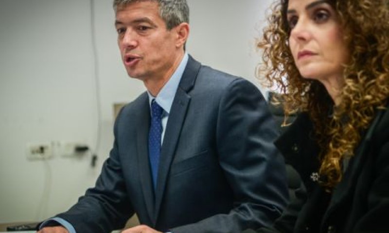 לירן אבישר בן חורין, יועז הנדל במסיבת עיתונאים [צילום: אבשלום ששוני/פלאש 90]