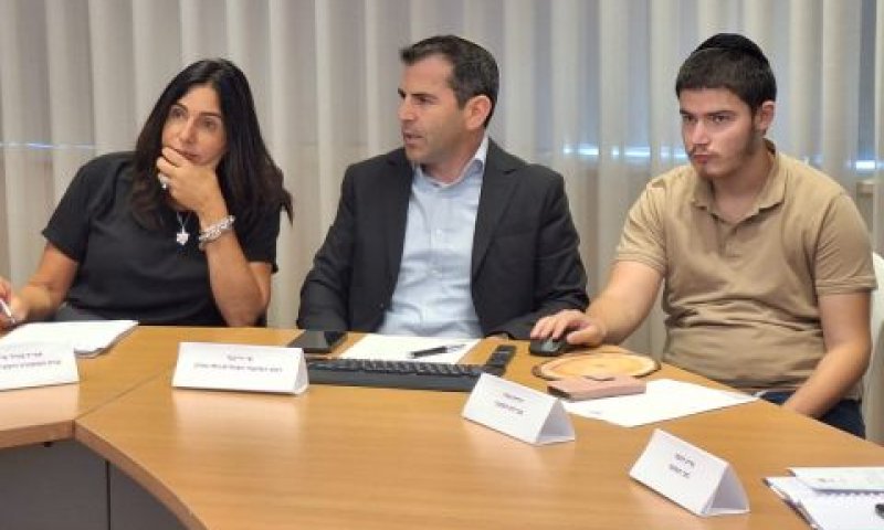 הנער שלומי הרטמן, ראש המועצה שי רייכנר והשרה מירי רגב [צילום: דוברות נחל שורק]