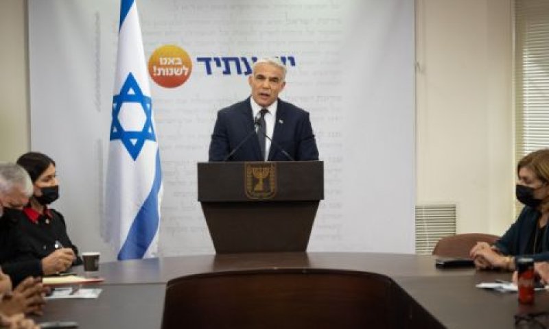 לפיד בישיבת הסיעה [צילום: יונתן זינדל/פלאש 90]