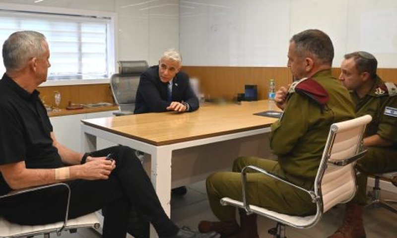 אליעזר טולדנו, אביב כוכבי, יאיר לפיד ובני גנץ [צילום: אריאל חרמוני]