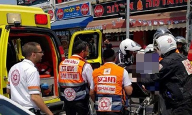 פינוי פצוע הדקירה בפתח תקווה [צילום: מד"א]