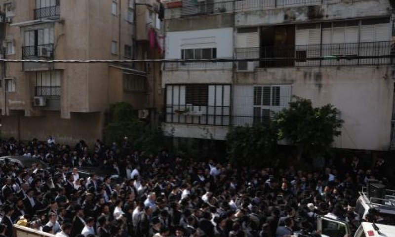 מסע הלוויה של הרב אבישי יחזקאל [צילום: יונתן זינדל/פלאש 90]