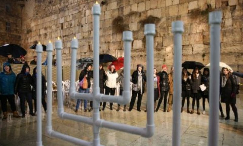פעילות "נשות הכותל" רוקדות בעזרת הנשים [צילום: מירי צחי]