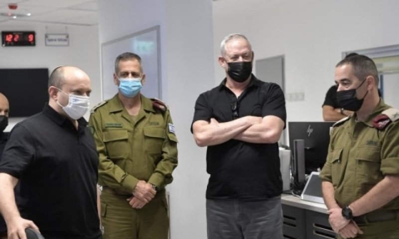 בנט, גנץ וכוכבי באוגדת עזה [צילום: קובי גדעון, לע"מ]
